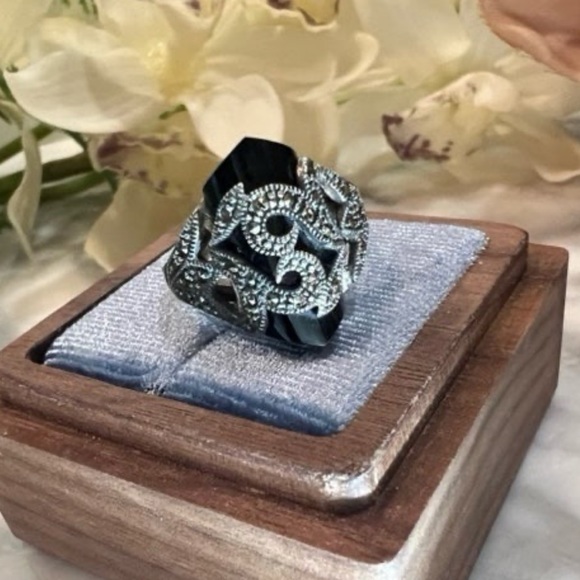 Vintage Black Onyx Filigree Swirl Setting. Caged stone Ring with Marcasite 925 - Picture 15 of 16